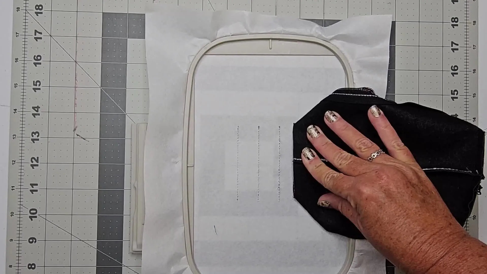 The No-Sew ITH Center Zip Bag: Boxed Corners in a 6x10 Embroidery Hoop Without Losing Your Mind (or Your Zipper)