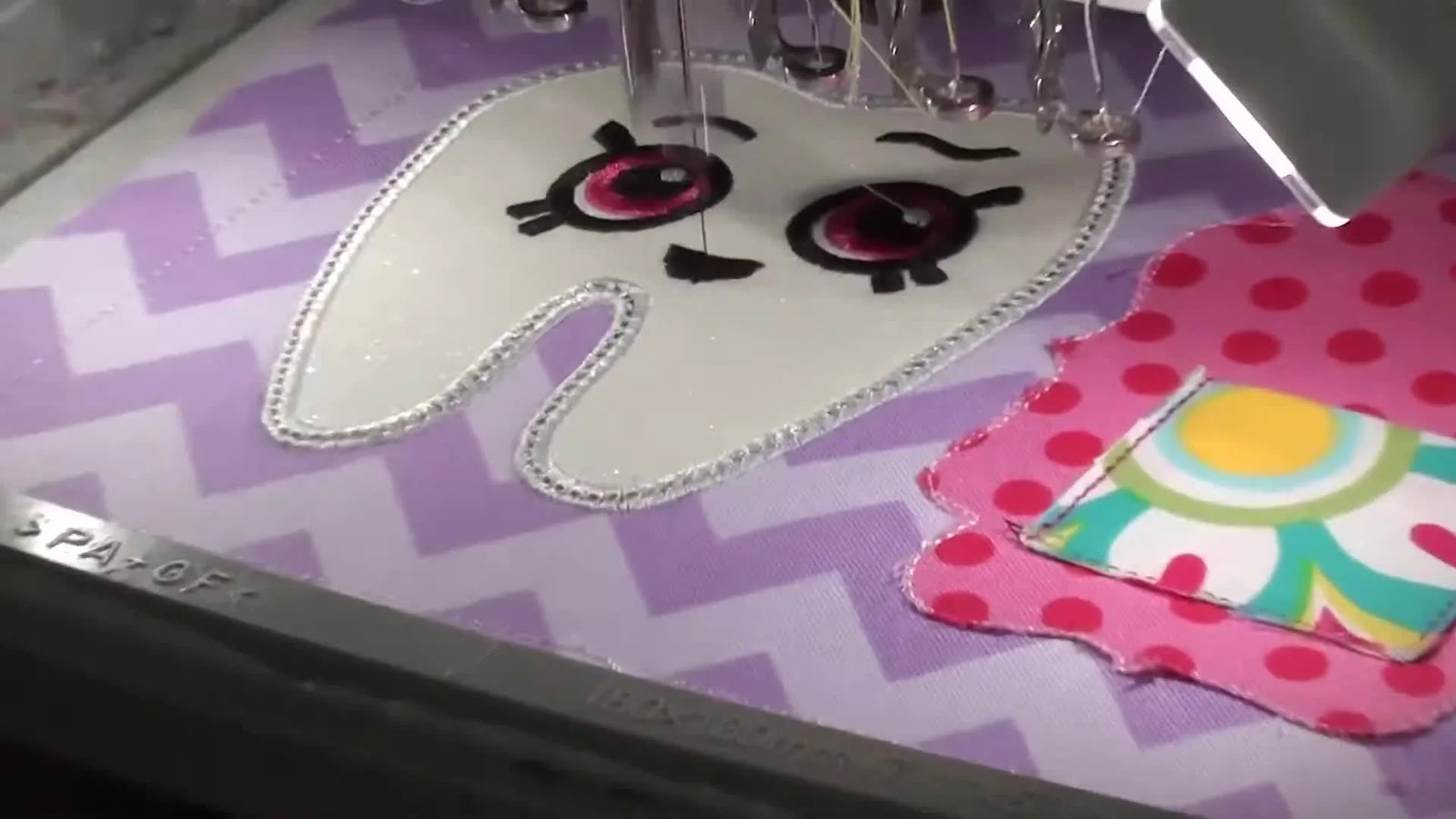 Poduszka Wróżki Zębuszki ITH bez szycia na Brother PR655: czystsza aplikacja, bezpieczniejsze mocowanie wstążki i wykończenie, które się sprzedaje