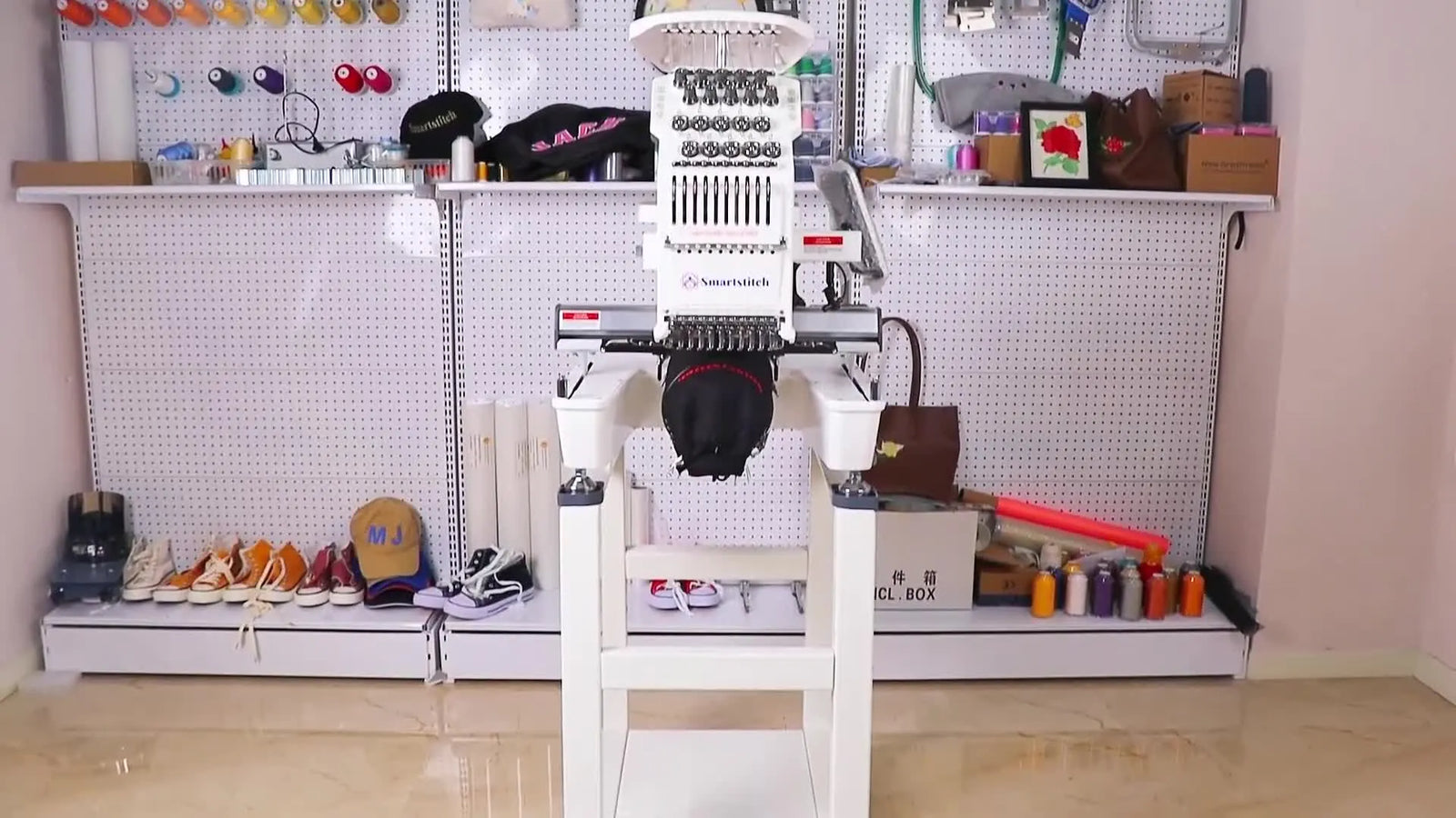 Assemblaggio del supporto Smartstitch senza vibrazioni: montalo in squadra, livellalo correttamente e bullona la macchina come un professionista