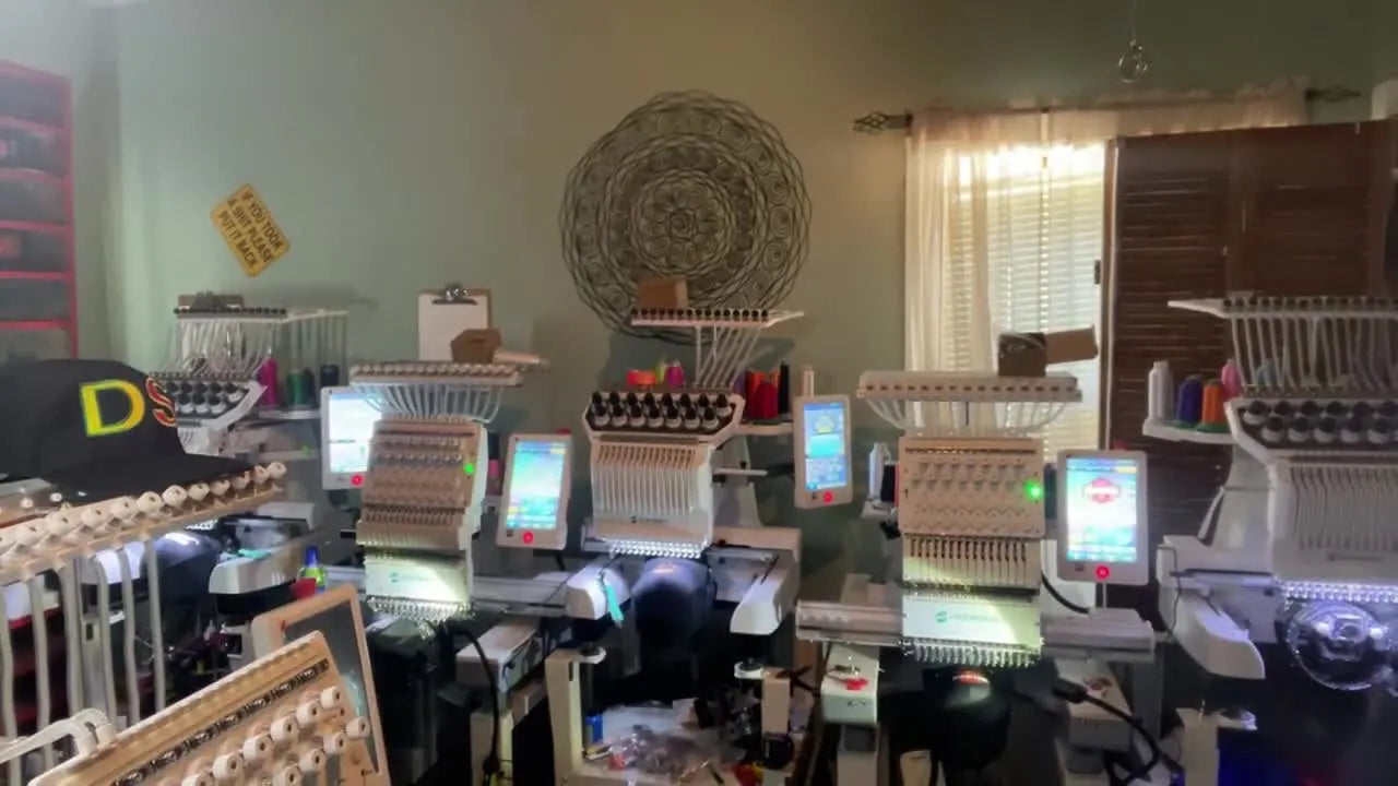 Оптовые заказы vs розничные кепки: математика, которая спасает вашу вышивальную мастерскую (и «порог $25», который защищает бренд)