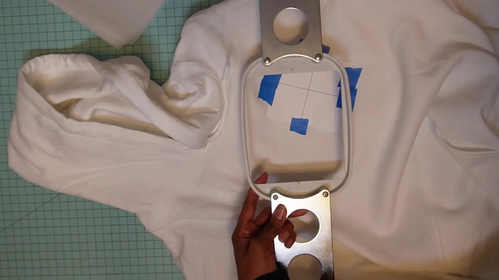 White Hoodie Embroidery Without Pen Marks: Float It Cleanly with a Magnetic Embroidery Hoop and a 4x4 Template