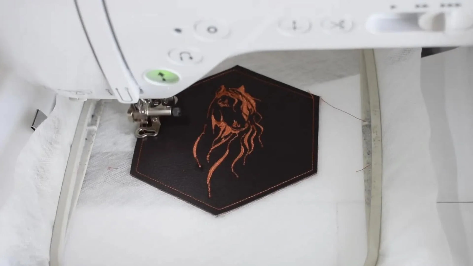 Koniec walki ze sztuczną skórą: czysta podkładka ITH w kształcie heksagonu na hafciarce Brother (floating + backing zrobione poprawnie)