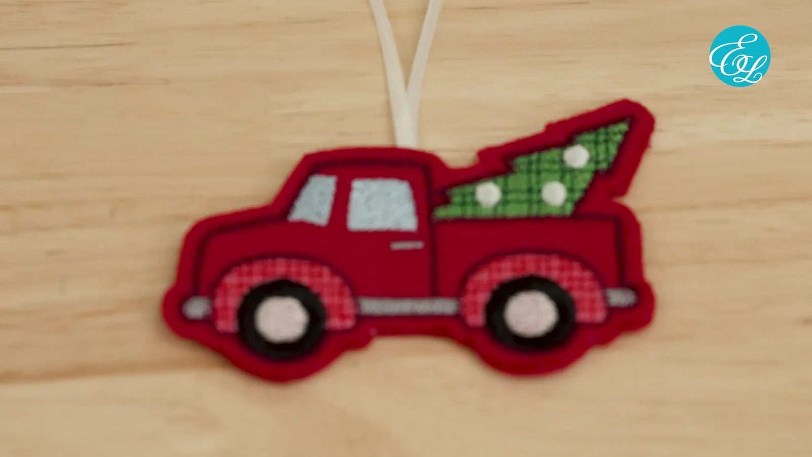 Ornamenti natalizi In-the-Hoop che vengono davvero puliti: metodo flottante, trucco del retro e finitura da professionisti