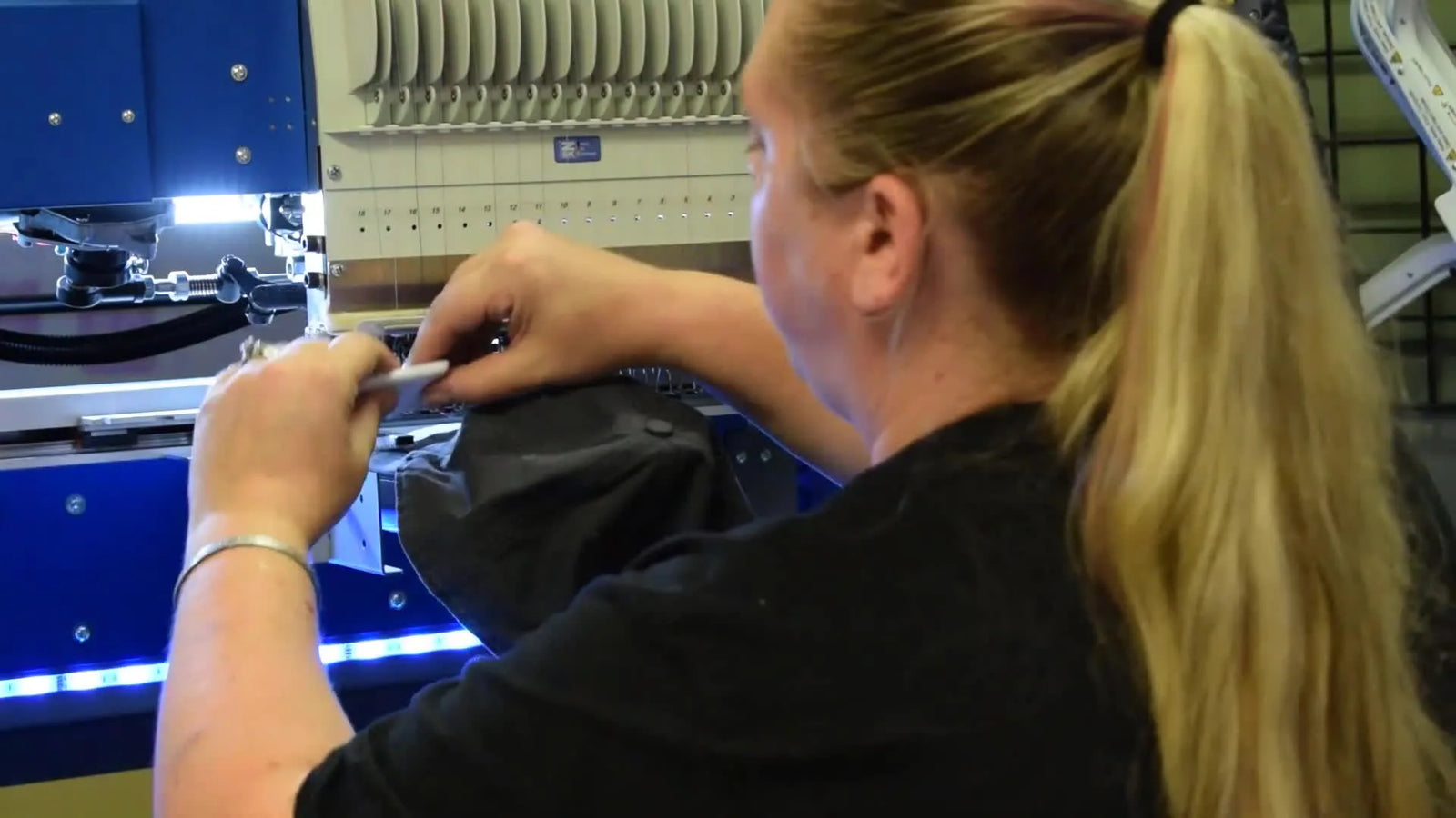 Haft na daszku czapki na ZSK Sprint 7L: metoda „zacisk + klin” (Velcro + podkład) która zatrzymuje poślizg daszka bez niszczenia czapek