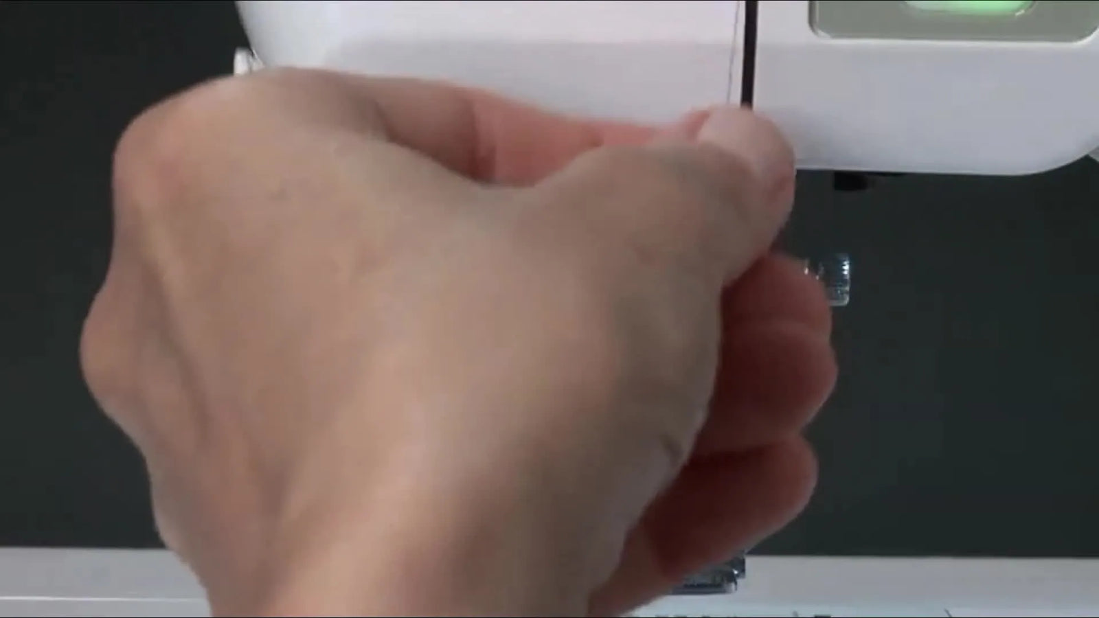 Singer Futura XL-400 Threading That Actually Stitches Clean: Bobbin, SwiftSmart Path, and the “S vs E” Tension Trap