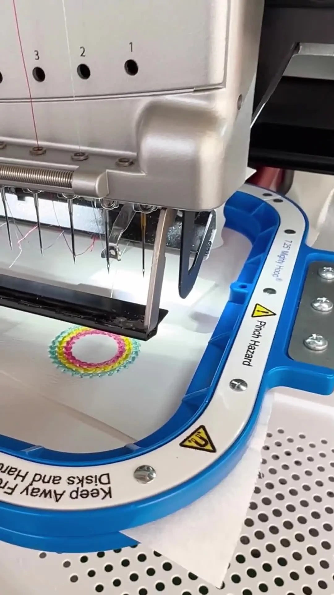 Brelok z kieszonką na AirTag z ekoskóry, który naprawdę wytrzymuje: metoda ITH z [[KWD:Tamborek magnetyczny]] (bez podwijania, bez prucia)