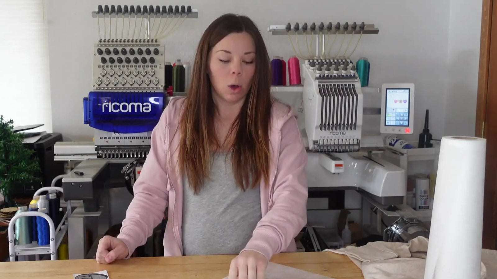 Vyšij si valentýnskou mikinu se srdíčky: přesný postup s Mighty Hoopem a stojanem