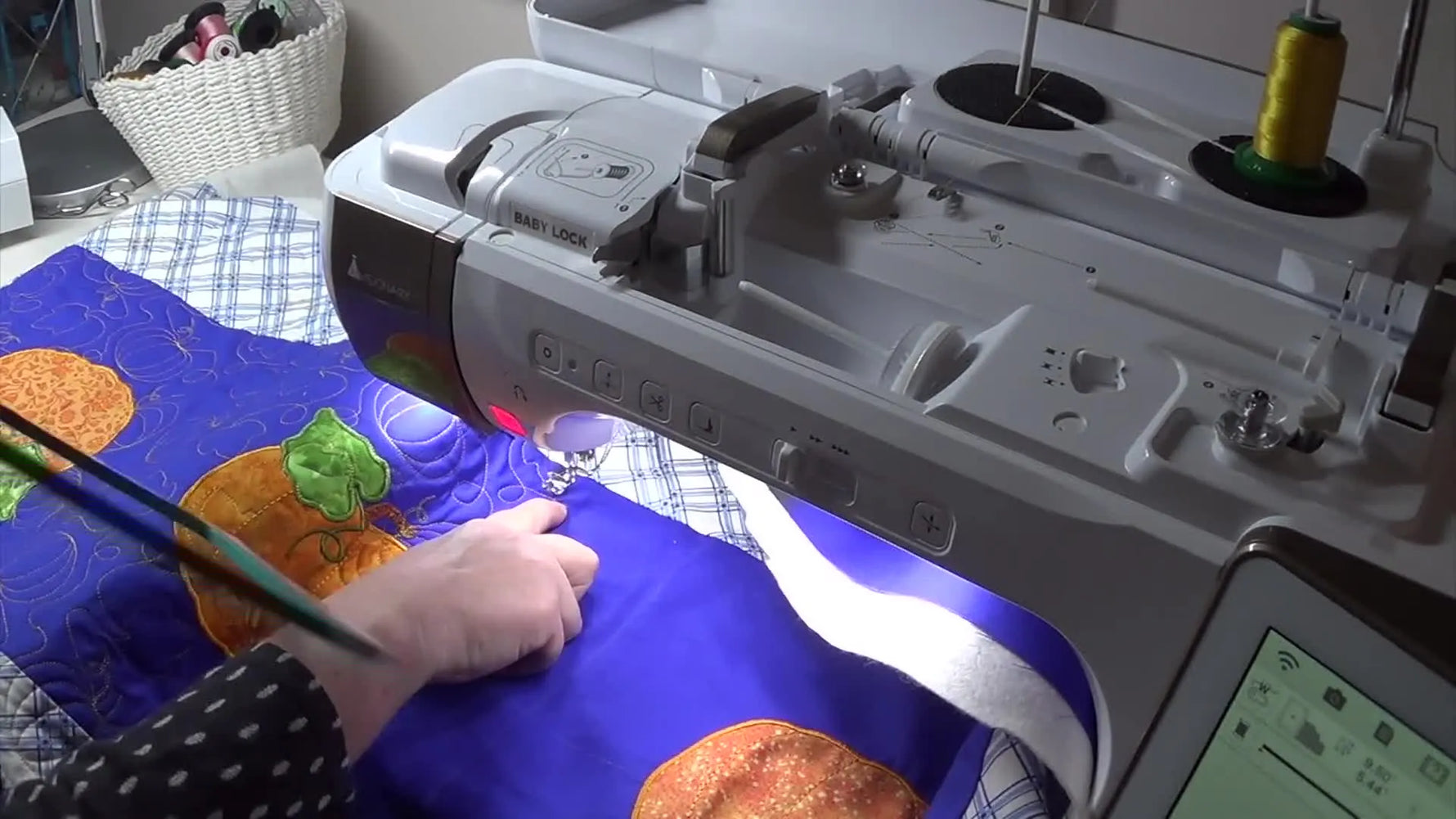 A close-up shows the top green magnetic frame being placed onto a quilt sandwich to lock it flat for edge-to-edge quilting alignment.