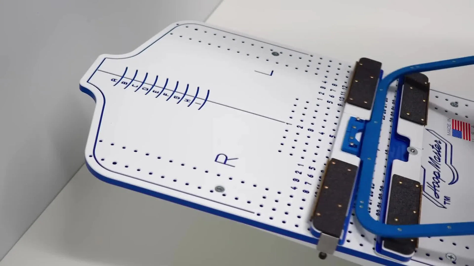 Koniec z walką z dużymi ubraniami: ustaw regulowaną przystawkę na stacji HoopMaster pod tamborki Mighty Hoop 8x13" i 11x13" (bez rozciągania kołnierza i klinowania tamborka)