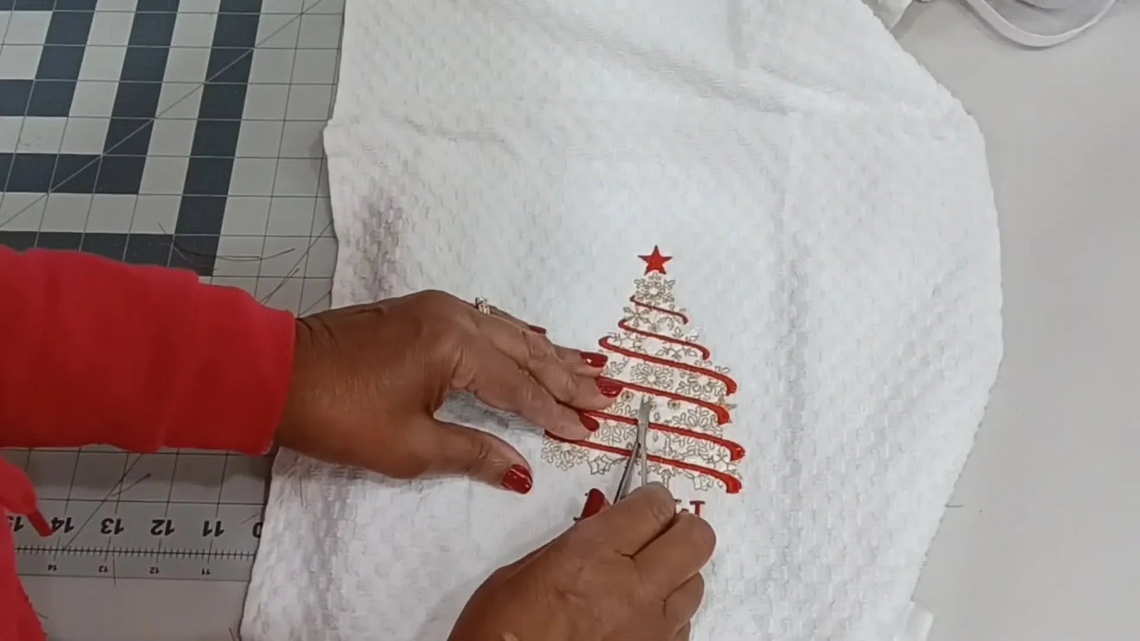 Crisp Waffle-Weave Towels on a Brother SE1900: The Floating Method That Saves Your Sanity (and Your Hoop)