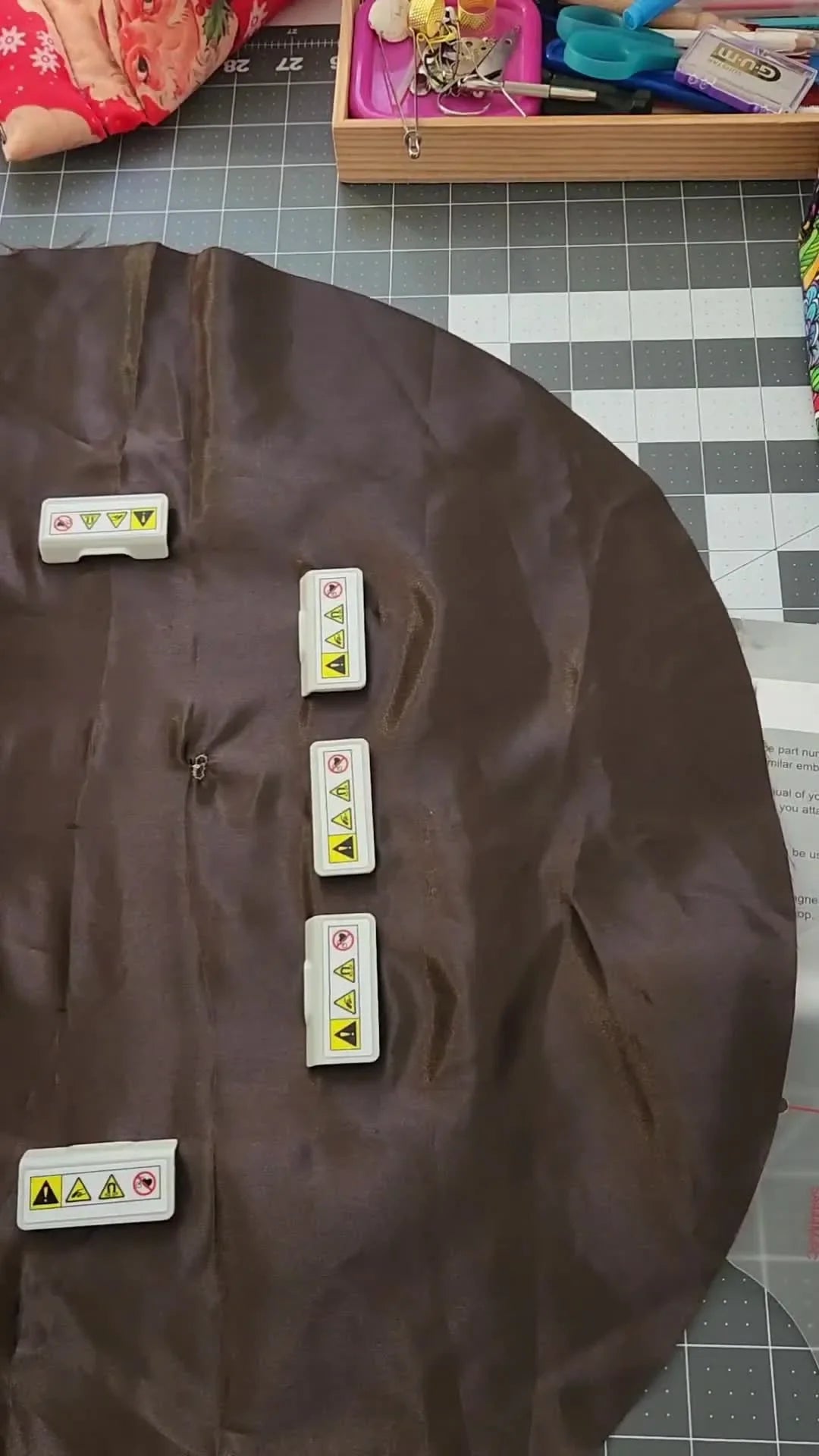 Basta lottare con il telaio del Brother SE1900: un flusso di lavoro con telaio magnetico che mantiene dritti i bonnet in raso spesso