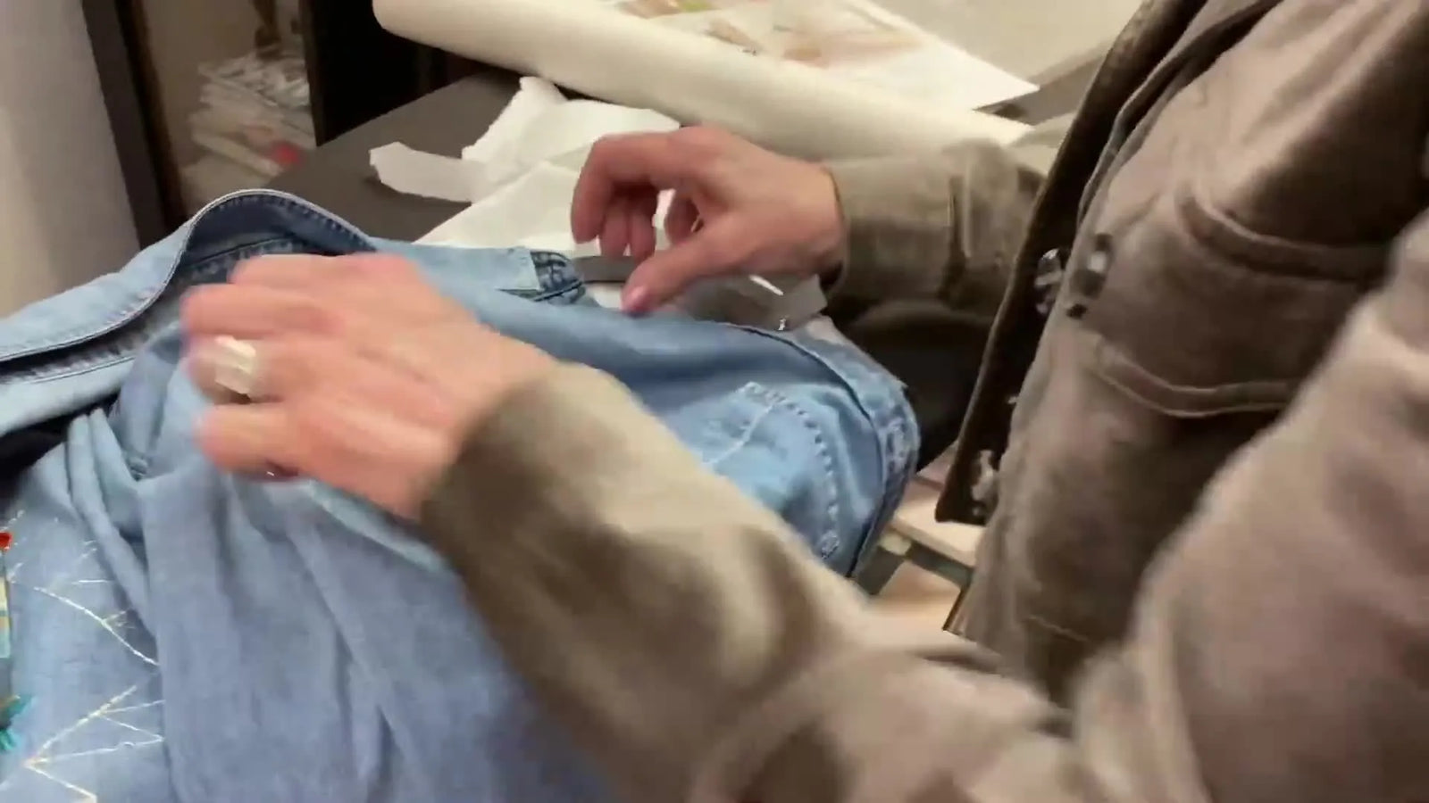 Koniec walki z grubymi szwami dżinsu: „floating” na Brother PR1050X nad kieszenią (bez odcisków ramy i marszczeń)