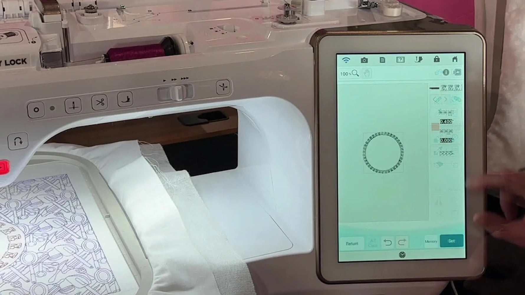 The Solaris Vision screen shows a mixer motif chain being resized to form a decorative border around a circular design.