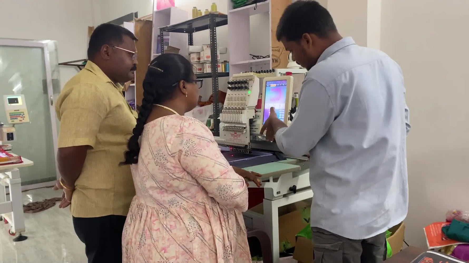 A close-up of the Dahao A15 screen where the operator points to the design Width and Height values before deciding whether to rotate or scale.