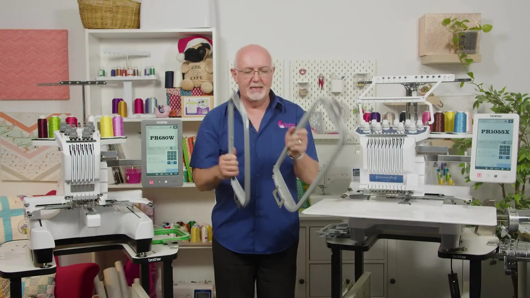 The presenter holds the 360×200 mm and 300×200 mm hoops side by side, making the size difference instantly clear.