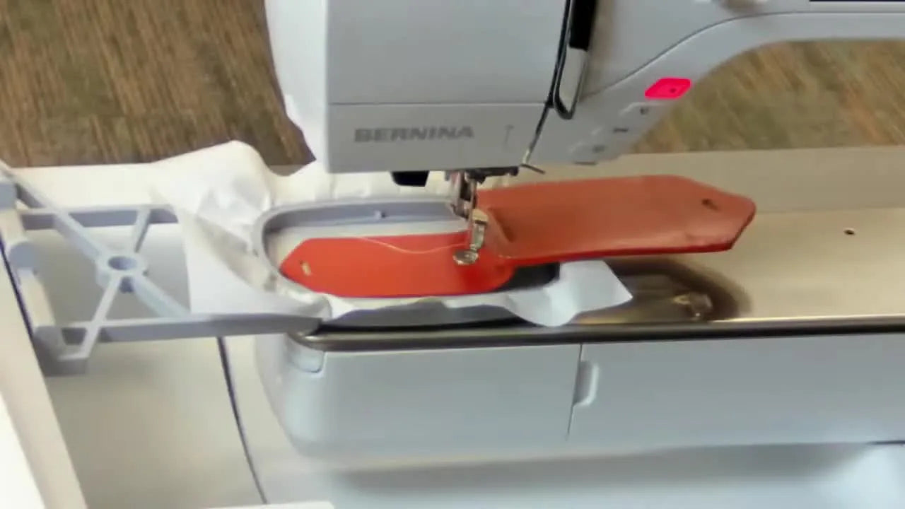Идеальная монограмма на кожаных багажных бирках: метод Bernina 700 «плавающая вышивка на липком стабилизаторе» (без следов от пялец и без сюрпризов)