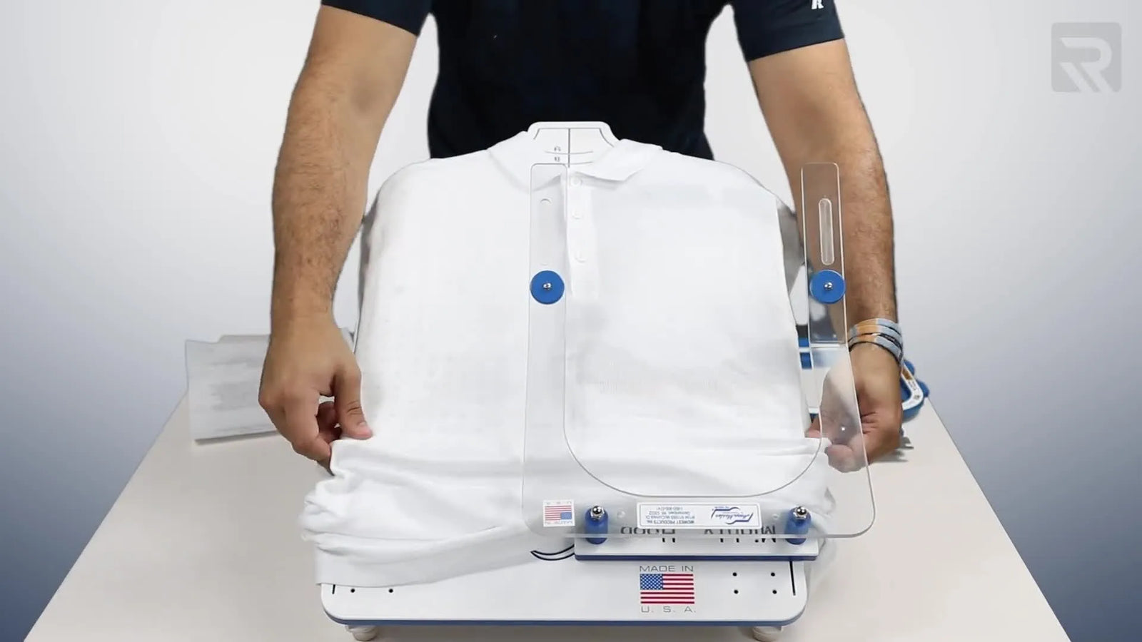 Posizionamento del logo sul petto sinistro nelle polo: 4 metodi collaudati (e gli errori di intelaiatura che rovinano il registro)