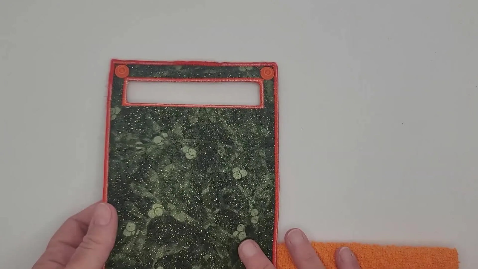 Bez stresu: ITH uchwyt na ręcznik w tamborku Brother 5x7 — czyste satynowe krawędzie, zero przesunięć i napy, które naprawdę pasują