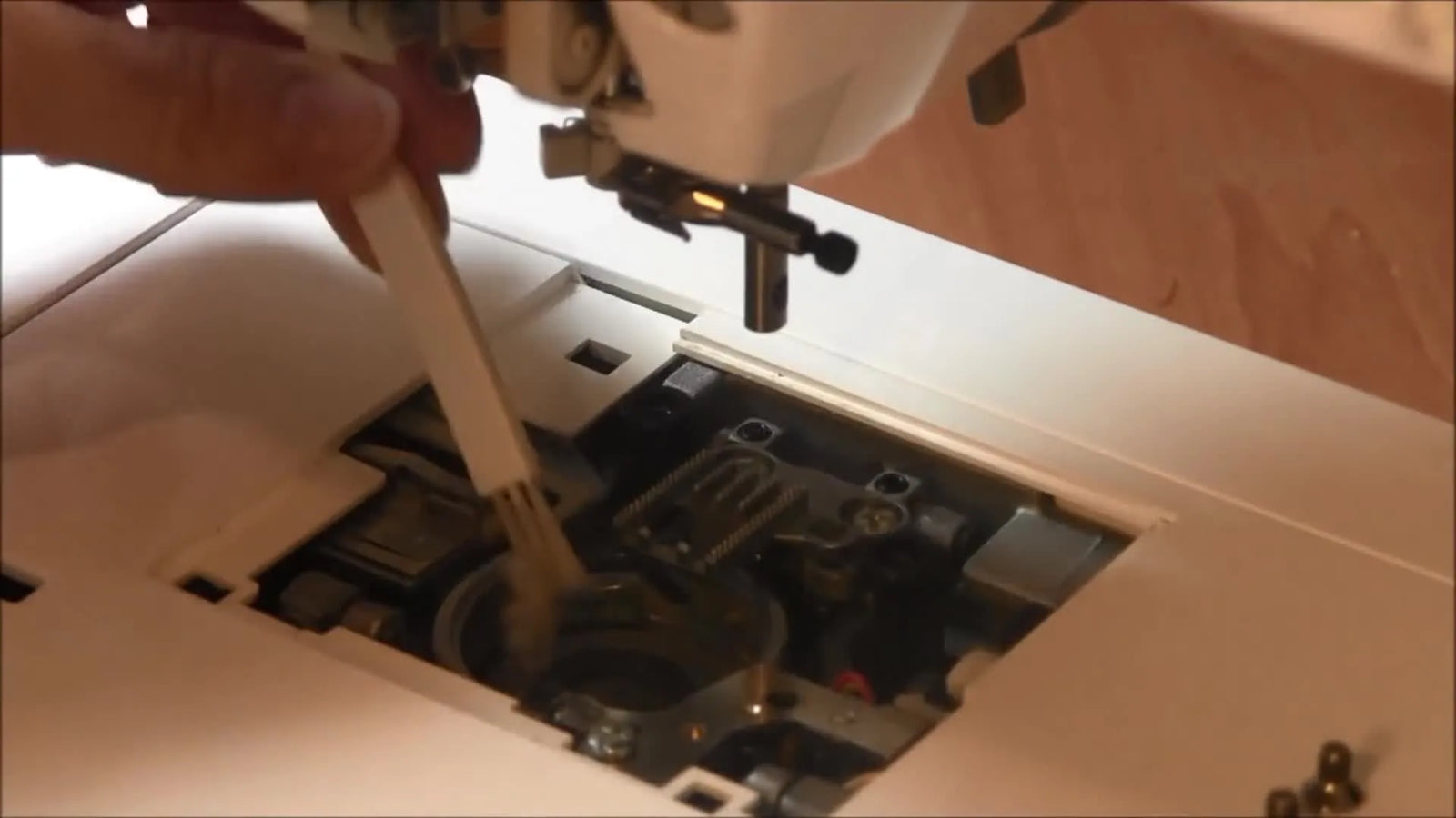 Stop the Bird’s Nest: The Brother Innov-is 4000D Hook-Race Cleaning Routine That Actually Fixes First-Stitch Jams