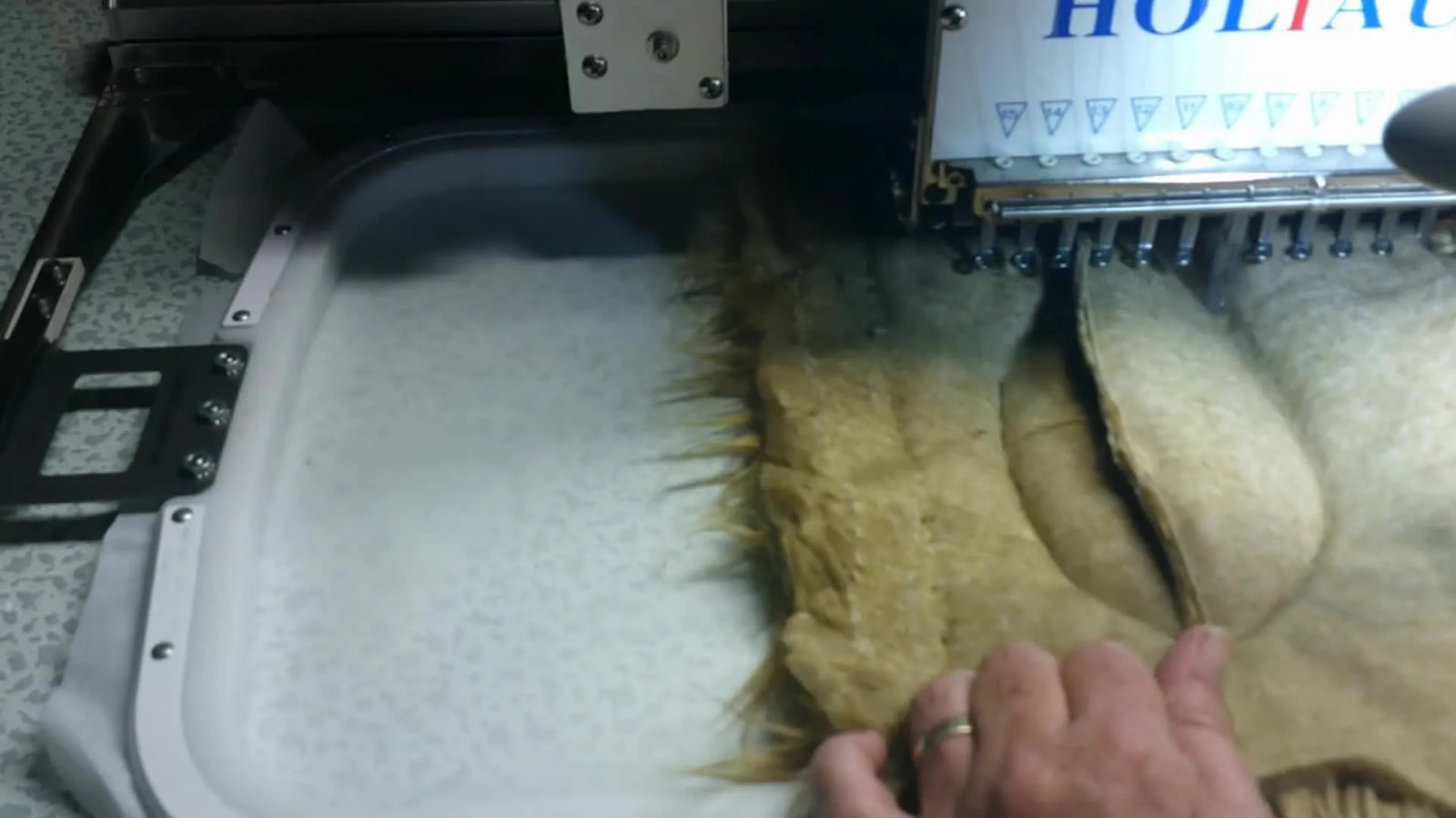 Miś ITH na wieloigłowej hafciarce HOLIAUMA: tułów i nogi z długim włosem, naprawa DAHAO Error 13 oraz „klik szczypiec” przy łączeniach