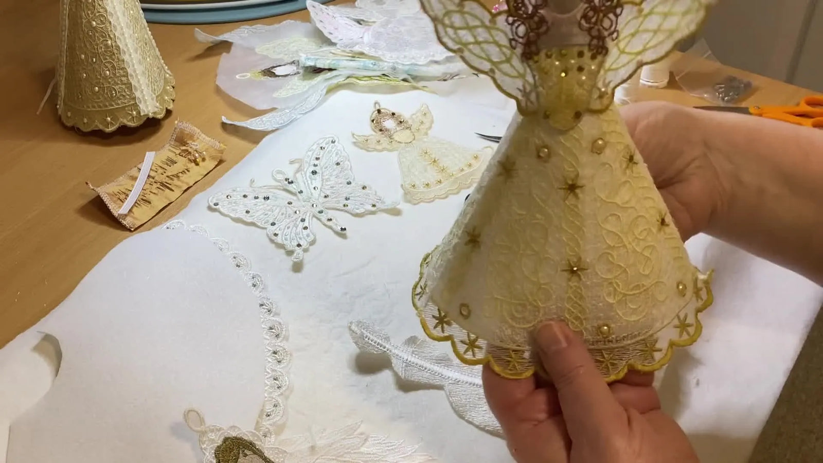 Da “Sembra complicato” a un Angelo di Neve in piedi: rifinitura pulita, Fray Check e un cono Stitch-N-Wash super stabile