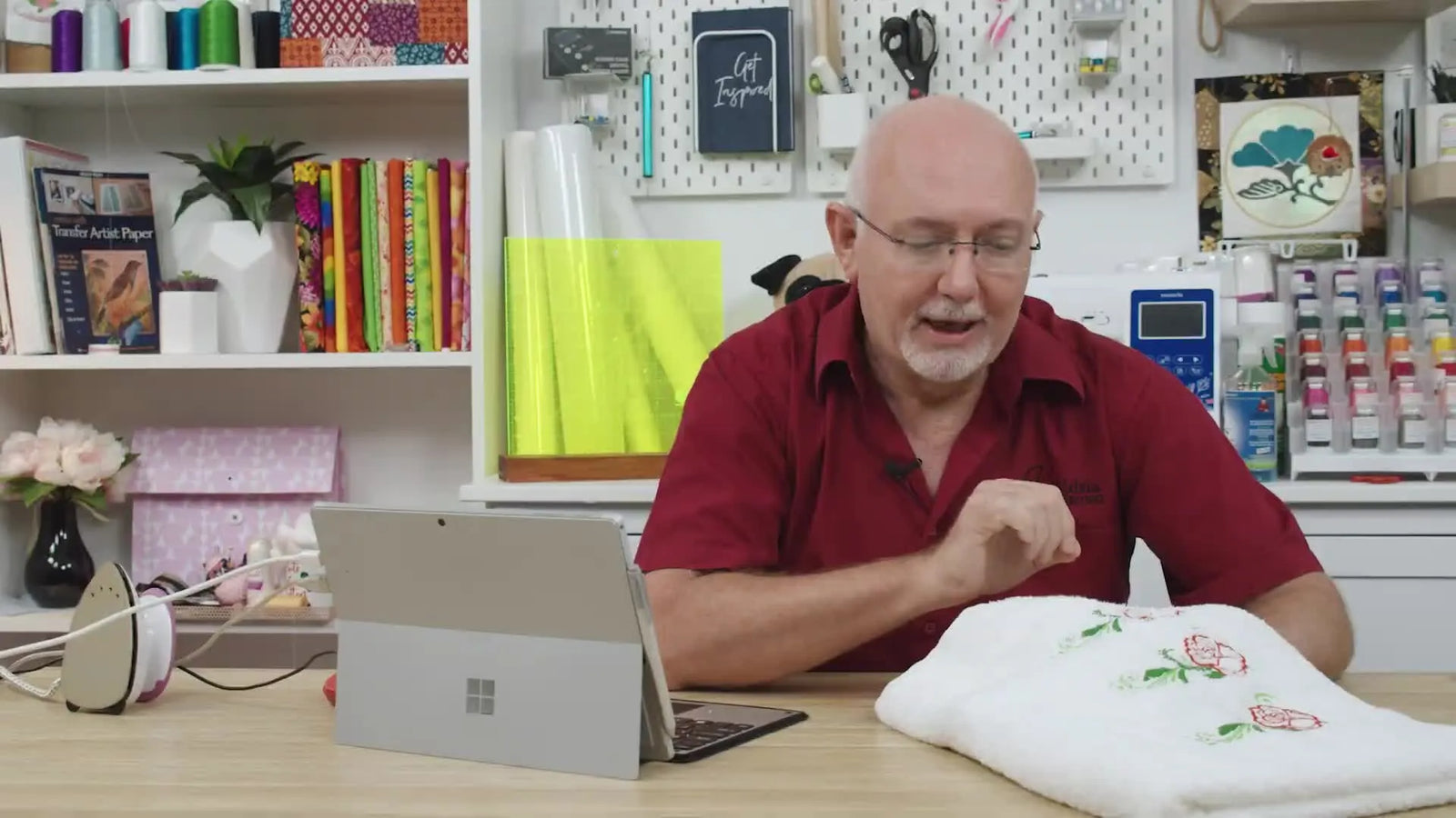 Ściegi knockdown w Embrilliance: jak utrzymać haft na ręcznikach i polarze ostry po praniu (bez efektu „kartonu”)