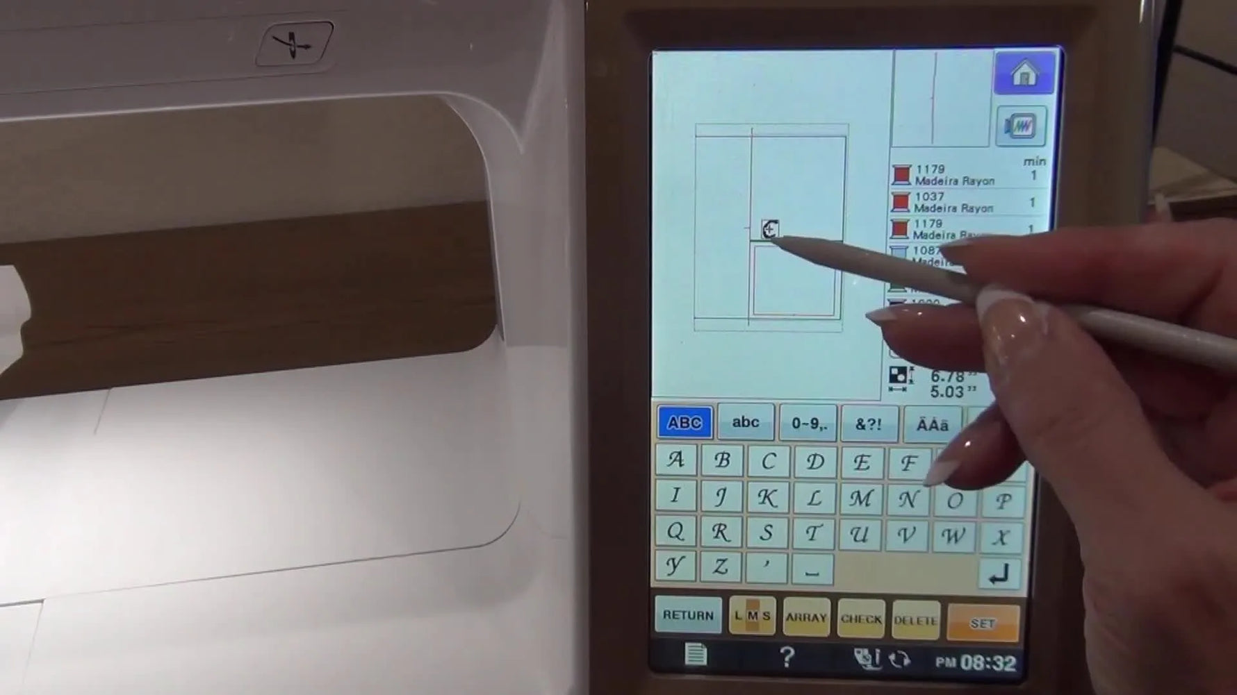 LCD touchscreen of the embroidery machine showing the text editing interface where 'Cierra' is entered.